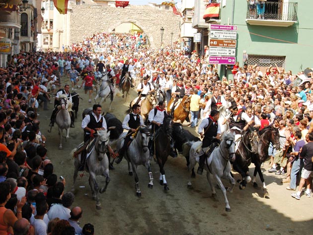 En verano, los pueblos de Valencia se llenan de actividades donde la gastronomía, la cultura, las verbenas, las procesiones, la pirotecnia, los toros y mercados artesanos, entre otros eventos, destacan en la gran mayoría de fiestas patronales o mayores.