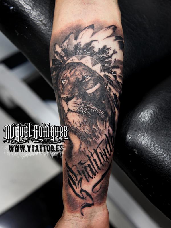 Tatuaje realista de un león, obra de Miguel Bohigues (V tattoo) 