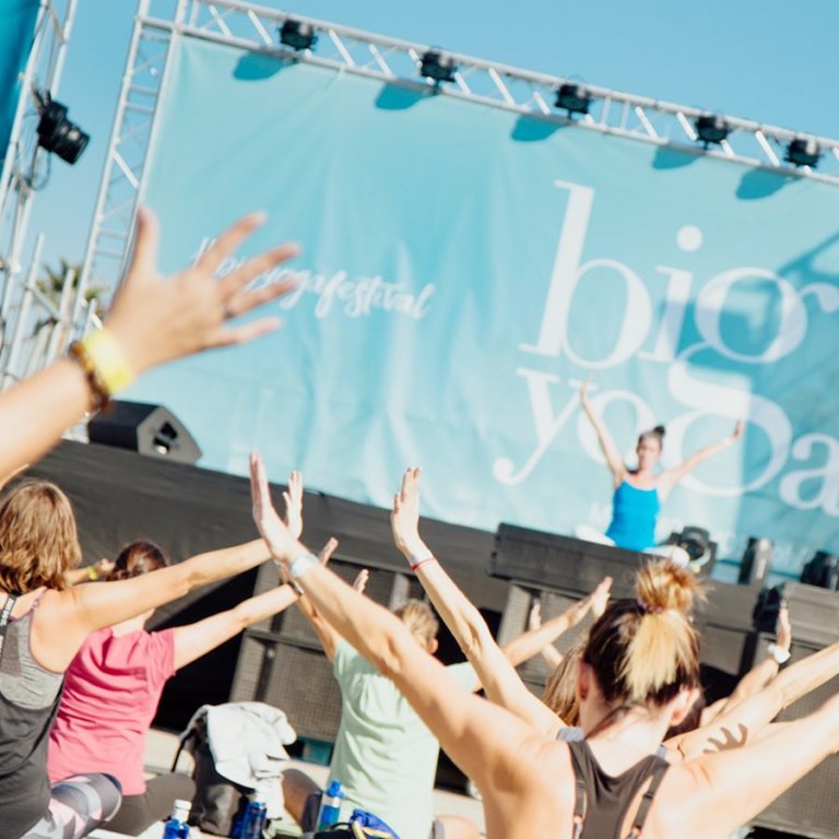 Big Yoga Festival en la Marina de Valencia