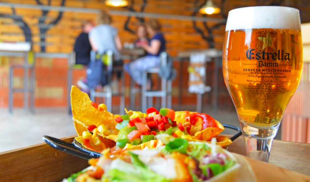 BIOPARC café ofrece comidas deliciosas. En la imagen: una cerveza y unos nachos con verduras. 