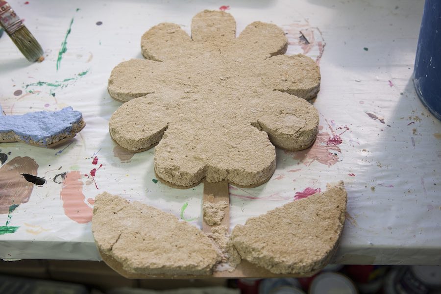 La paja de arroz se hace servir como material más ecológico para los monumentos galleros, en esta imagen se observa el proceso en forma de flor