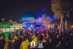 El verano es sinónimo de calor y vacaciones, pero también de fiesta y diversión. Si quieres pasar unos días inolvidables estos meses en Valencia, apúntate estos locales para salir con tus amigos.