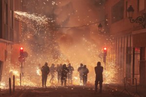 En verano, los pueblos de Valencia se llenan de actividades donde la gastronomía, la cultura, las verbenas, las procesiones, la pirotecnia, los toros y mercados artesanos, entre otros eventos, destacan en la gran mayoría de fiestas patronales o mayores.