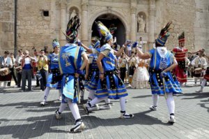 En verano, los pueblos de Valencia se llenan de actividades donde la gastronomía, la cultura, las verbenas, las procesiones, la pirotecnia, los toros y mercados artesanos, entre otros eventos, destacan en la gran mayoría de fiestas patronales o mayores.