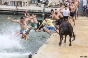 En verano, los pueblos de Valencia se llenan de actividades donde la gastronomía, la cultura, las verbenas, las procesiones, la pirotecnia, los toros y mercados artesanos, entre otros eventos, destacan en la gran mayoría de fiestas patronales o mayores.