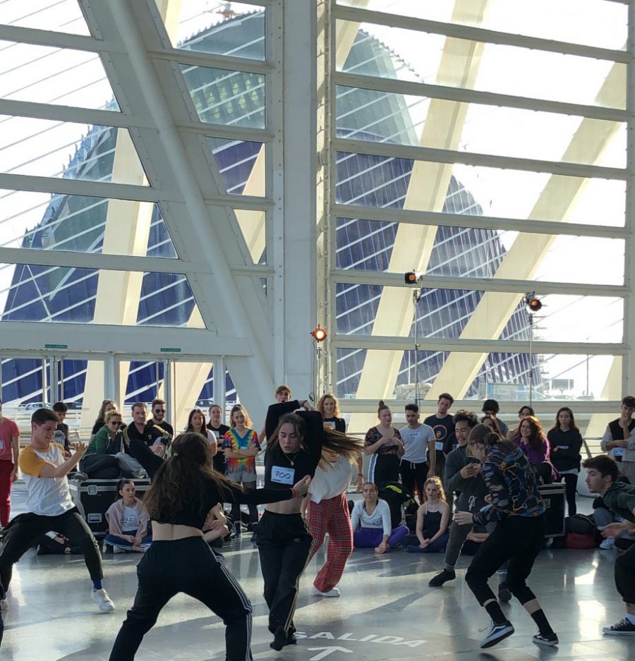 Wondy bailando junto a los bailarines en el casting de Fama, ¡a bailar!