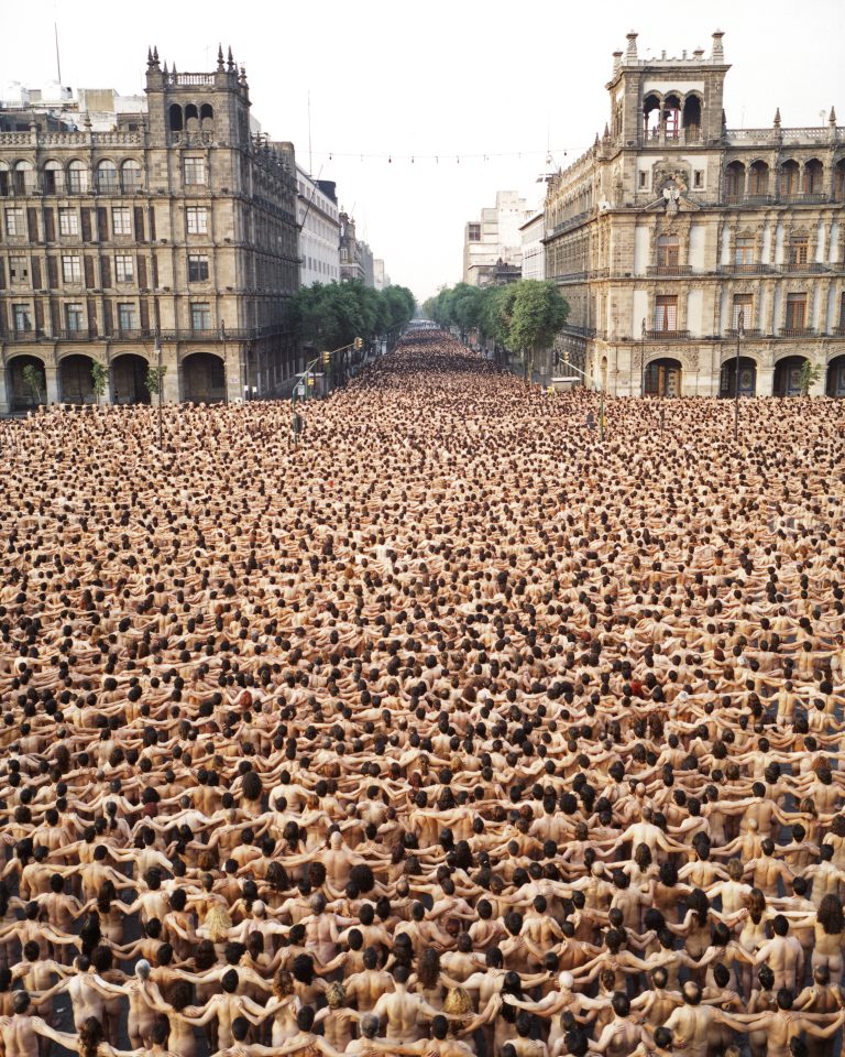 El fotógrafo norteamericano Spencer Tunick ha elegido València para su próxima acción artística, titulada “València, pell del Mediterrani”, que se realizará el sábado 30 de marzo en un emplazamiento mantenido en secreto hasta horas antes de su celebración por petición del artista. 