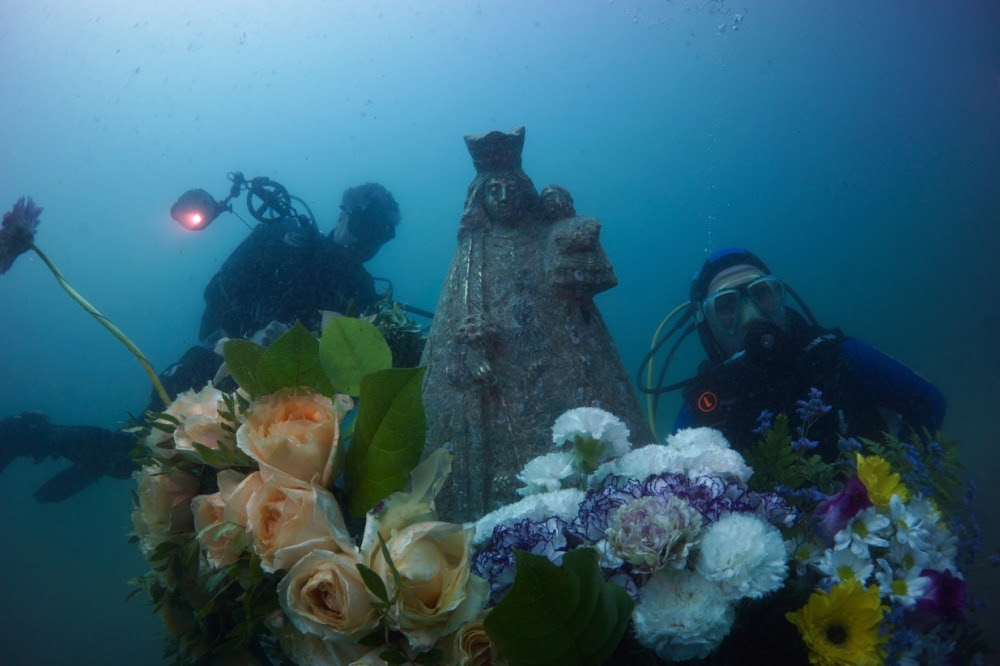 UNA OFRENDA BAJO EL AGUA PARA LA VIRGEN DE LOS DESAMPARADOS