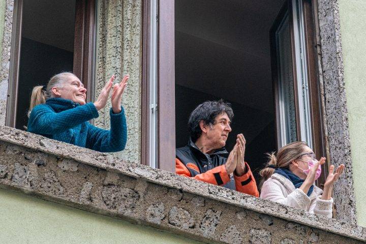 personas en sus balcones aplauden la labor de los médicos, héroes en la lucha contra el coronavirus