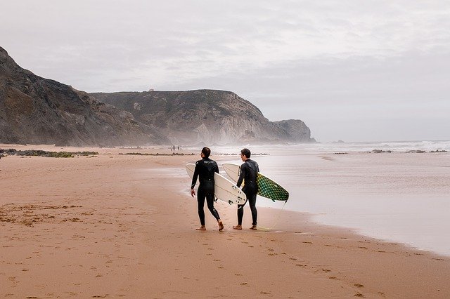 Surf, deportes seguros para practicar este verano