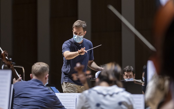 Jaume Santonja en un ensayo con la Orquesta