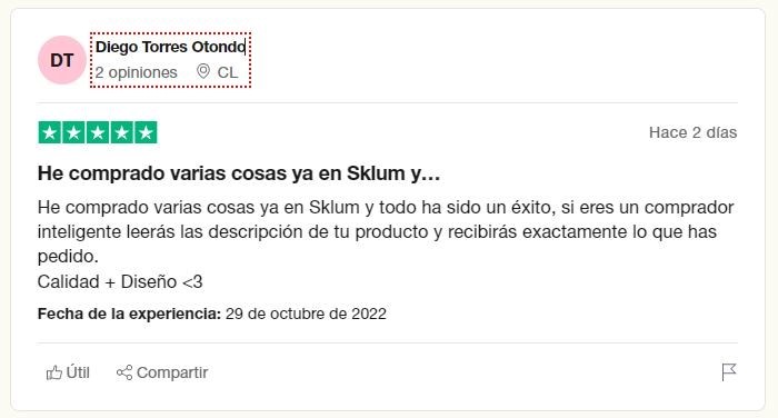 Clientes satisfechos comprando en la tienda de muebles online Sklum