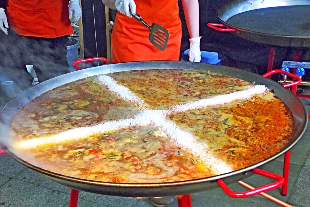 Paella valenciana con arroz crudo
