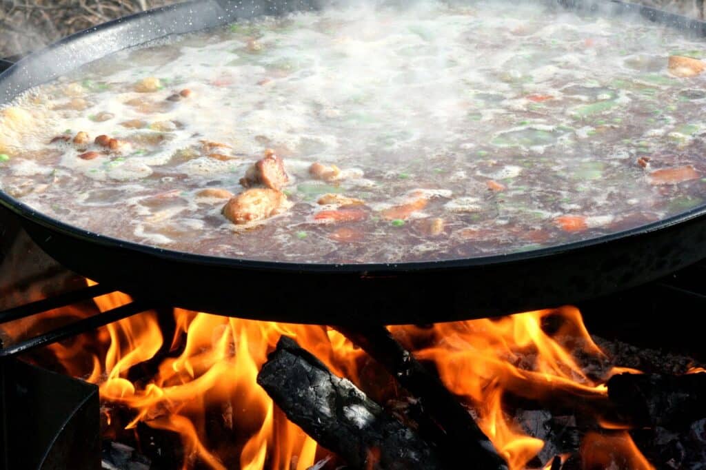 Paella valenciana cociéndose