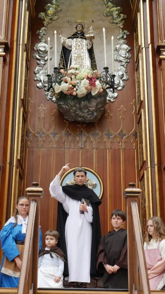 ¡Valencia celebra las Fiestas de San Vicente Ferrer 2025! Una tradición única que combina fe, cultura popular y pólvora 💥

📅 Hoy, 25 de abril, se desvela el milagro ganador del tradicional Concurso de Milacres, con más de 200 niños y 13 altares participantes.

🎭 Mañana sábado 26, en la Plaza de la Virgen, se representará el milagro premiado y se entregarán los galardones.

🔥 Domingo 27, castillo de fuegos “a la antigua” en la Plaza de la Reina (21:00 h).

⛪ Lunes 28, día grande de San Vicente: 🔸 10:00 h: Solemne Pontifical en la Catedral.
🔸 12:00 h: Procesión Cívica desde el Ayuntamiento hasta la Casa Natalicia.
🔸 14:30 h (aprox): Mascletà en Plaza Tetuán.
🔸 19:00 h: Gran Procesión General desde la Catedral.

📍 No te pierdas esta fiesta tan nuestra, ¡y visita el mítico Pouet de Sant Vicent!
#SanVicenteFerrer2025 #FiestasValencia #HelloValencia