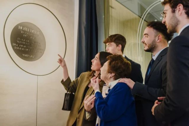 50 años haciendo historia en Valencia
Hotel Dimar celebra medio siglo siendo parte del corazón de la ciudad.

En 1975, Amparo y Rafael soñaron con crear mucho más que un hotel. Querían ofrecer a viajeros y locales un espacio que respirara la esencia de Valencia. Medio siglo después, ese sueño sigue vivo.

Hotel Dimar cumple 50 años y lo ha celebrado por todo lo alto: con una jornada inolvidable, rodeados de familia, amigos y profesionales que han formado parte de esta historia. Un evento que sirvió para presentar con orgullo las nuevas instalaciones y la espectacular Suite “Amparo y Rafael”, un homenaje a los fundadores y a una vida dedicada a la hospitalidad.

Durante el evento, los asistentes —entre ellos la concejala de Turismo, Paula Llobet— pudieron disfrutar de música en directo, cócteles, gastronomía, y recorrer las nuevas habitaciones, fruto de una reforma que mira al futuro sin perder su esencia.
Un equilibrio perfecto entre diseño, sostenibilidad y confort, pensado para el viajero moderno.

Hoy, Hotel Dimar sigue siendo ese lugar en el que late la ciudad:
📍 En plena Gran Vía Marqués del Túria, a pasos del centro histórico, el río Turia y el vibrante barrio de Ruzafa.
🏙️ Con alma valenciana, pero vocación internacional.
🛎️ Con todos los servicios para hacer de cada estancia una experiencia: gimnasio, desayuno completo, cafetería, salas de reuniones, y atención personalizada.

Porque en 50 años hemos vivido muchas historias. Pero la más importante es siempre la tuya.
Gracias por formar parte de esta historia. Gracias por vivir Valencia con nosotros.

📽️ Descubre un pedacito de nuestra celebración en este vídeo.

#HotelDimar50 #ValenciaEsHistoria #HotelConAlma #Desde1975