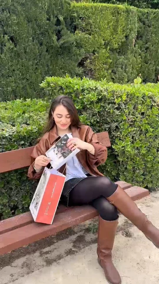 Nos hemos pasado por la Fira del Llibre de València 📚

Hemos charlado con autores, descubierto historias y, sobre todo, disfrutado muchísimo ✍🏼

¿Y tú? ¿Con qué libro te quedas? ¿Uno cortito o de los que te atrapan durante días? 🫣

#FiraDelLlibre #ValenciaCultura #LibrosRecomendados #LecturaEsVida #BookTokEspaña #BookLoversSpain #AutoresLocales #CulturaValenciana #AmantesDeLosLibros #Hellovalencia #FiraLlibreVLC #LiteraturaEspañola #PlanDeFinDeSemana #DescubreAutores #pasionporleer