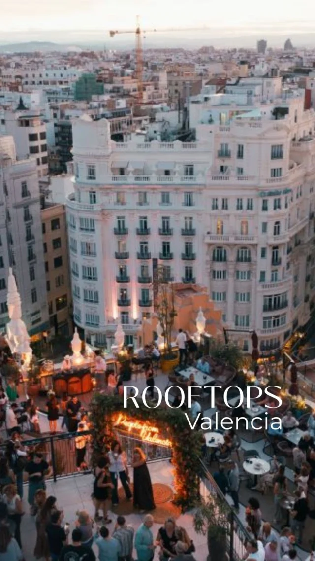 🌇 Rooftops en Valencia: los más top de la ciudad
Una guía para disfrutar del tardeo con altura

Valencia es una ciudad que se vive mirando al cielo. Sus rooftops, repartidos entre el mar y el centro histórico, son el plan ideal para quienes buscan buena música, vistas espectaculares, cócteles bien servidos y un ambiente que invita a quedarse.

THE COIN – ESTIMAR VALENCIA
🗝 Un rooftop con alma, coctelería de autor y vistas al corazón histórico.
📍 Pintor Sorolla, 17 | ☎ 960 666 202 | 

AURA VIEWS & DRINKS – ESTIMAR MARINA FARNALS
🌊 Cócteles con vistas al mar en una terraza diseñada para atardeceres inolvidables.
📍 De la Mar, 1, La Pobla de Farnals | ☎ 960 66 62 20

WAYCO CABANYAL – TERRAZA MIRAMAR
🌅 Vistas al mar, eventos corporativos y esencia del Cabanyal en una terraza inspiradora.
📍 Mariano Cuber, 17 | ☎ 960 99 00 38

ATENEA SKY
🍸 Emociones, sabores y ritmos en un rooftop con vistas 360 y alma propia.
📍 Moratín, 12 | ☎ 687 60 18 42 

ÀTIC – PALAU ALAMEDA
🌇 Tardeos, dinner shows y puestas de sol mágicas en el rooftop más vibrante de Valencia.
📍 Muñoz Seca, 2 | ☎ 963 54 51 76

NOVOTEL VALENCIA LAVANT
🏙️ Diseño, piscina y ambiente afterwork en la terraza que marca tendencia.
📍 Pius XII, 4 | ☎ 960 88 44 44 

PALACIO SANTA CLARA – EL TORREÓN
🍷 Sofisticación, sabor y panorámicas únicas desde lo más alto del centro de Valencia.
📍 Pascual i Genís, 22 | ☎ 960 13 10 00

SEA YOU HOTEL – SKY BAR
🌅 Vistas 360º, cócteles y el mejor afterwork junto al puerto.
📍 Pl. Tribunal de les Aigües, 5 | ☎ 679 587 953

LA TERRACITA DEL PALACE
🍹 El oasis perfecto para tardes entre amigos con buena comida y mejores vistas.
📍 Paseo Alameda, 32 | ☎ 96 337 50 37 

FOOD AND TERRACE COLÓN
🥂 Del primer café al último cóctel del día, en el corazón de Valencia.
📍 Colón, 6 | ☎ 96 310 64 30

Descubre el artículo completo en la revista Soul by Grupo Hello Valencia del mes de mayo, que puedes recogerla gratis en tu quiosco más cercano.
¡SOLO TIENES QUE PEDIRLA! 😉
📍 Consulta el listado completo de puntos de distribución aquí:
👉 www.hellovalencia.es/donde-encontrar-soul-by-grupo-hello-valencia

O también puedes leerlo en nuestra web: www.hellovalencia.es/rooftop-valencia