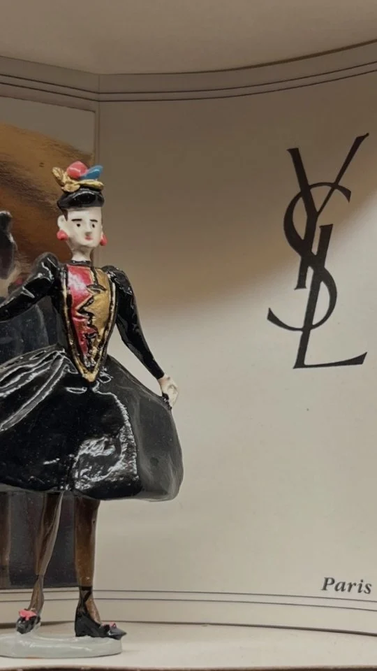 🔍✨ ¿Un museo secreto en pleno corazón de Valencia?
En la calle Caballeros se esconde una joya histórica que pocos conocen pero que sorprende a todos: el Museo L’Iber, el mayor museo de soldaditos de plomo del mundo. 

Más de un millón de figuras te cuentan la historia de la humanidad en miniatura: desde batallas épicas hasta escenas cotidianas del pasado, todo con un nivel de detalle que te dejará sin palabras. 🎨👀

Perfecto para curiosos, fans de la historia o simplemente para quienes buscan un plan diferente en el centro histórico. Porque Valencia no solo se vive a lo grande… ¡también en miniatura! 😉

📍 C/ Caballeros, 20 – Valencia
🕰️ Consulta horarios en su web (www.museoliber.org), Facebook 
L'Iber, Museo de los soldaditos de plomo  o en @museoliber

#HelloValencia #PlanesEnValencia #MuseosValencia #MuseoLIber #SoldaditosDePlomo #CalleCaballeros #CulturaEnValencia #ValenciaSecreta #QuéHacerEnValencia #ArteEnMiniatura