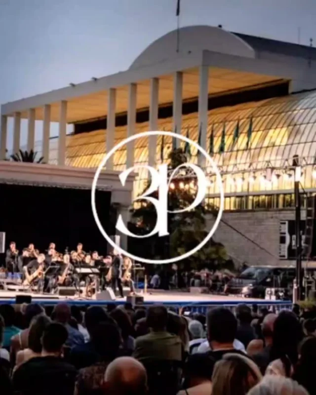 LOS 3 PLANES QUE NO TE PUEDES PERDER ESTE VERANO
Música en directo, gastronomía sobre el mar y conciertos gratuitos al aire libre.
Así se vive junio en Valencia. Aquí van los planazos que te van a poner en modo on fire 🔥👇

🌟 1. SEPHORA SUMMER VIBES – Modo verano activado
El 25 de junio, la Terraza L’Umbracle se transforma en el punto de encuentro para amantes de la música, el maquillaje y las experiencias exclusivas.
🎤 Concierto al atardecer de Samuraï
🎧 DJ Sets en vivo: Coolnenas & Mygal
💄 Beauty zone con tus marcas favoritas
🍸 Foodtrucks, cócteles, premios y fotomatón

📍 Cuándo: Miércoles 25 de junio, de 17:30 a 23:00
📌 Dónde: Terraza L’Umbracle, Valencia
🔞 Solo mayores de 18 años
🎫 Entradas en: feverup.com

🌊 2. BORAMAR – COMIDA EN EL MAR
¿Paella con vistas? Mejor: sobre el mar.
Súbete a bordo del catamarán “Dama de Valencia” y disfruta de una travesía única con comida mediterránea, parada para baño y todo el sabor del Mediterráneo.
🍽️ Ensalada + paella + postre
🚤 Navegación hasta Port Saplaya
💦 Tiempo para baño

📍 Salida: Puerto de Valencia
🕒 Duración: 2h 30 min
👨‍👩‍👧‍👦 Apto para todos los públicos
🎫 Reserva aquí: boramar.net

🎷 3. FESTIVAL DE JAZZ DE VALÈNCIA – RITMO AL AIRE LIBRE
Este verano, el jazz se apodera de las calles de Valencia.
Conciertos gratuitos en pedanías, jardines y plazas para que la ciudad suene a música en vivo.
🎺 Conciertos gratis todos los jueves de junio
🌆 Jardines del Palau, barrios y pedanías
🎼 Eliane Elias, Michel Camilo & Tomatito, Ximo Tébar y más
💫 Programación variada hasta el 27 de julio

📌 Dónde: Palau de la Música y otros espacios de la ciudad
🎫 Más info y programación: palauvalencia.com

💥 Guarda este post, mándaselo a tus amigos y empieza a vivir un junio que promete.
#ValenciaEnVivo #SummerPlans #PlanesValencia #HelloValencia #SephoraVibes #Boramar #JazzValencia #ValenciaExperience