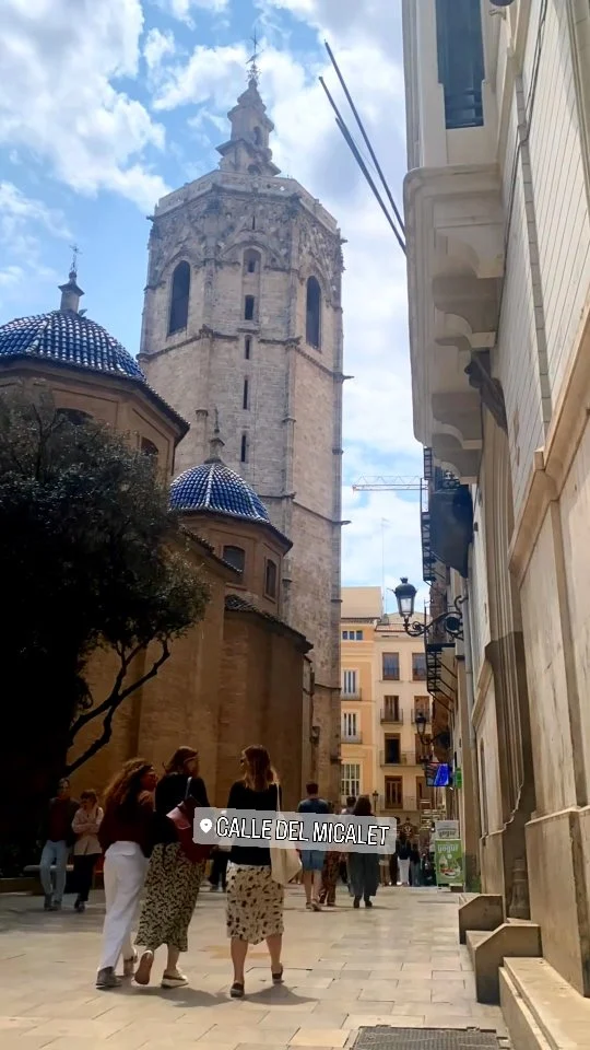 La Calle del Micalet, que enlaza el corazón de la Plaza de la Virgen con la Plaza de la Reina, es puro encanto valenciano. 

✨ Para nosotros, es sin duda una de las más especiales porque respira historia de València en cada piedra. 🏛️🎶

¿Y la tuya cuál es? ¡Cuéntanos tu rincón favorito de València!” ❤️

#ValènciaEs #CalleMicalet #RinconesValencianos