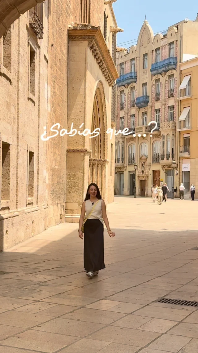 ¿Sabías que en esta calle hay un arco con historia oculta? 👀✨

Si la caja encajaba… ¡todo ok! Si no… a rehacerla 😅
Una especie de control de calidad medieval 🛠️👑

Quédate a ver el vídeo y déjate sorprender por los pequeños detalles ocultos que esconde Valencia 🖼️🔑

La próxima vez que pases por aquí, ¡míralo con otros ojos! 🧠💫

#hellovalencia #valencia #secretosocultos #secretos #paseos #quehacerenvalencia #planes #verano #calledelabarchilla #curiosidades