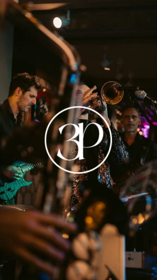 3 planes que no te puedes perder”

🎸 1. Hard Rock Cafe Valencia
¡El verano suena mejor aquí! 🎶
Música en directo, ambiente vibrante y una carta que acompaña cada acorde. Este julio déjate llevar por el blues, el rock y las bandas locales que llenarán de ritmo el centro de Valencia. ¿Nombres? Algorhythm & Blues, Verlin Band, Puerkospin… y muchos más. Hamburguesas legendarias, cócteles irresistibles y conciertos que van del blues más íntimo al rock más potente. Da igual si buscas un plan para cenar con amigos, tardeo con buena música o una noche diferente en el centro… Aquí siempre pasa algo.
📍Av. del Marqués de Sotelo, 6
hardrockcafe.com

💦 2. Parque WOW
El plan más refrescante del verano ☀️💧
Más de 9.000 m² de diversión junto a Bonaire: toboganes gigantes, piscinas, zonas de salto y el mayor circuito hinchable acuático de España.
🎟️ Elige tu aventura: Todo el parque para un día completo o Aventura WOW para 80 minutos de pura adrenalina.
Perfecto para familias, grupos de amigos o una escapada diferente sin salir de Valencia.
📍 Junto a C.C. Bonaire – Aldaia
parquewow.com

🌊 3. FRONT
Gastronomía, música y vistas al mar 🌅
En el icónico edificio brutalista de La Marina, FRONT es el lugar donde los días de verano se alargan entre brasas, cócteles y sesiones con DJ.
✨ #GROOFF Coffee Party, cenas con flamenco en directo, vibes italianas o noches tropicales… Cada plan tiene su esencia. Todos, con el Mediterráneo como telón de fondo.
📍 C. de la Travesía, S/N – La Marina
frontvalencia.com