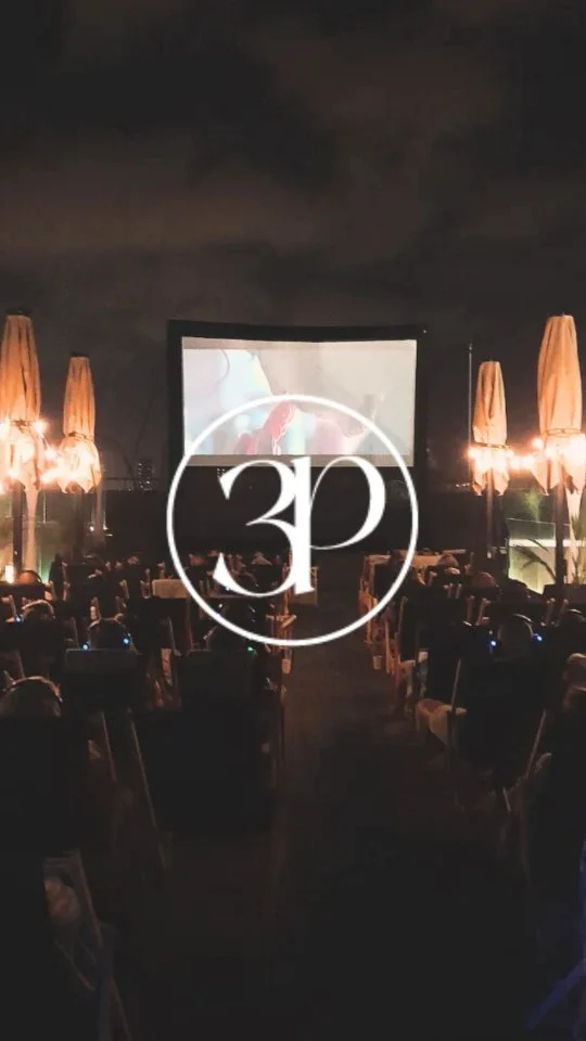 3 Planes que no te puedes perder este verano

🌟 Filmoteca d’Estiu 2025 – Cine al aire libre en los Jardines del Palau
Del 1 al 30 de agosto, disfruta de las mejores películas bajo las estrellas en un entorno mágico. Cada noche a las 22:30 h, proyección de cine original subtitulado, con montajes exclusivos que recuperan el espíritu de los veranos valencianos. Entradas a solo 4 €.
¡Una cita imprescindible para amantes del séptimo arte!
Más info y programación completa: ivc.gva.es

🍸 Cine de Verano en Sky Bar – Hotel Novotel Lavant
Vive una noche de cine inolvidable en la azotea con las mejores vistas panorámicas de València. Relájate con un cóctel en mano, disfruta del ambiente sofisticado y, ¡no olvides que tu mascota también es bienvenida! A pocos minutos del centro, el plan perfecto para combinar cine, verano y ciudad.
Reserva y cartelera: solaxcinema.es

🎨 Visita Sunset al Centro de Arte Hortensia Herrero
Los viernes de agosto, descubre el arte en una experiencia íntima y exclusiva al atardecer. Un recorrido guiado que te mostrará las piezas más destacadas mientras el museo se transforma con la luz dorada del ocaso. Solo 15 €, 90 minutos de cultura y magia para todos los públicos.
Entradas y detalles: www.cahh.es