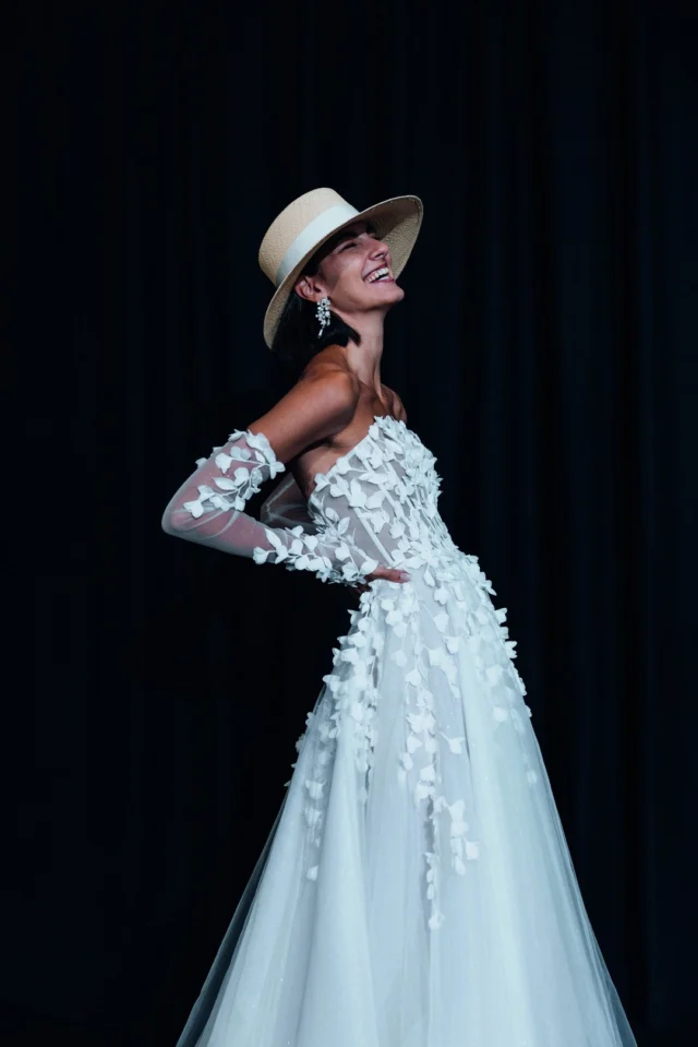 💍✨ El verano es la temporada perfecta para organizar tu “sí, quiero”… y en el nuevo número de OXXO Showroom by Grupo Hello Valencia hemos reunido TODO lo que necesitas para tu boda soñada.

🌿 Lugares mágicos para tu ceremonia
👰 Tendencias en vestidos y maquillaje
🍽️ Menús que conquistan todos los sentidos
💬 Entrevistas exclusivas con los mejores del sector

Si estás organizando tu gran día (o sueñas con él), este reportaje es tu inspiración definitiva.

📲 Descúbrelo ahora en hellovalencia.es y empieza a planear una boda de verano inolvidable.

#OXXOShowroom #HelloValencia #Bodas2025 #WeddingInspiration