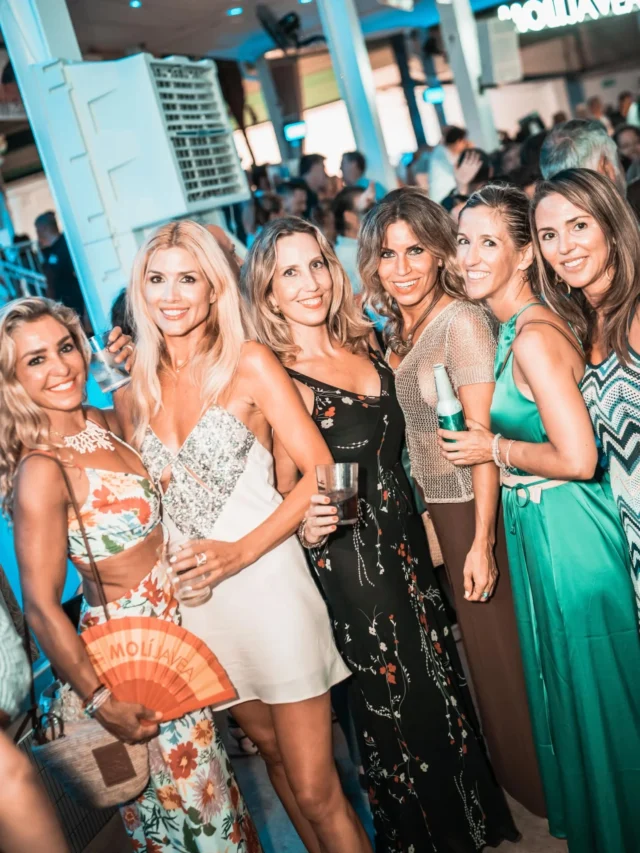 Así se vivió la FIESTA DISTRITO 10 en MOLÍ JÀVEA 🔥
Más de 1.400 personas, 5 horas de música non-stop y una pista llena de energía con los temazos de Lucky, Nacho Rodríguez, Chorch y Santi Martínez.
Caras conocidas, buen rollo y ese espíritu DISTRITO 10 que sigue haciendo historia.

📸 ¿Quieres revivirla?
Mira todas las fotos y busca tu mejor momento en nuestra web 👉 hellovalencia.es

#Distrito10 #MOLÍJávea #HelloValencia #Fiestas2025