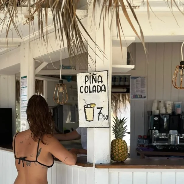 ☀️🍹 Queda mucho verano que exprimir y cantidad de chiringuitos que visitar
La arena bajo los pies, un mojito frío en la mano y el Mediterráneo de fondo… ¿se te ocurre un plan mejor?

En Hello hemos hecho el trabajo por ti: hemos reunido los mejores chiringuitos de toda la costa valenciana para que solo tengas que elegir si prefieres una paella a pie de playa, un cóctel al atardecer o una fiesta que dure hasta el amanecer.

👉 Descubre ahora tu ruta playera definitiva aquí:
🌐 www.hellovalencia.es/chiringuitos-en-valencia

⚡ No dejes que te lo cuenten… ¡vive el verano como se merece!