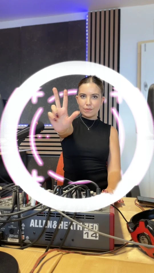 🔥 ¿Eres de los que nunca se pierde una buena liada?
Entonces los Reels de AL LÍO son para ti 👀

Cada 15 días en nuestro muro te traemos AL LÍO, el formato donde te contamos los 3 eventos más top:
🎉 Fiestas
🎸 Conciertos
💃 Tardeos
🌙 Shows
🤩 Espectáculos... Y mucho más!!!

En menos de un minuto sabrás dónde se va a liar parda.
Porque en AL LÍO no hablamos de planes…
💥 Hablamos de LIADAS MÍTICAS.

Atento a nuestras redes, guarda el vídeo, compártelo con tu grupo

👉 ¡Líate! #AlLío #HelloValencia #planesvalencia